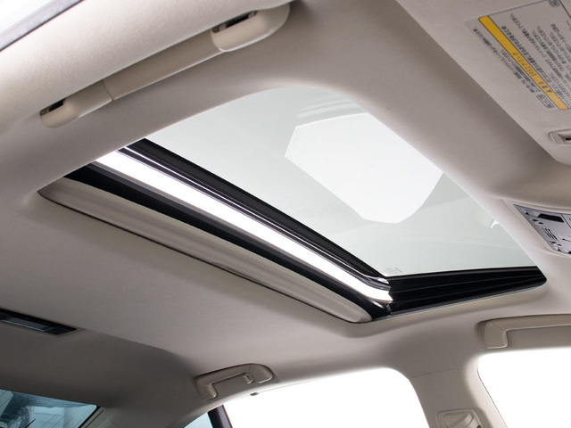 人気装備のサンルーフが付いています!上下チルトに前後スライド機能が付いていますので、様々なドライブシーンで活躍してくれます!!開放感ある車内空間は気持ちがいいですよ!是非体感してみて下さい!