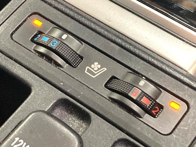 【シートベンチレーション】夏場は涼しい風でお尻や背中の熱やムレを防ぎ、冬はエアコンよりも早く温まってポカポカに!季節を問わず快適に過ごせます。