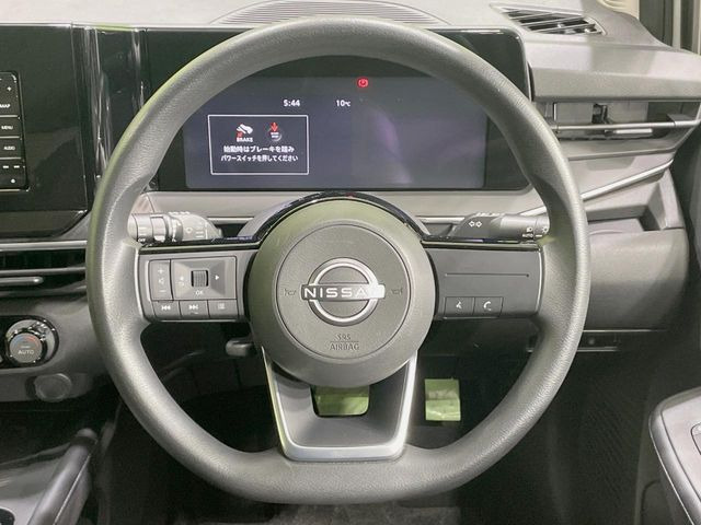 �C���e���A�ɍ��킹���f�U�C���̃X�e�A�����O�́A�^�]�������̂��Ƃ��l���A�^�]���₷���`��A�傫���ł��B�����x�A���ۂɐG���Ă��m���߂��������B