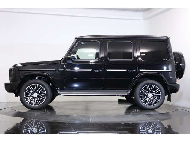 20インチAMGホイールとボディ同色スペアタイヤカバーで統一感のある力強いスタイルとなり、LEDヘッドライト・テールライトにより夜間も存在感がございます。