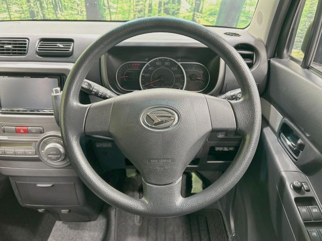 �C���e���A�ɍ��킹���f�U�C���̃X�e�A�����O�́A�^�]�������̂��Ƃ��l���A�^�]���₷���`��A�傫���ł��B�����x�A���ۂɐG���Ă��m���߂��������B