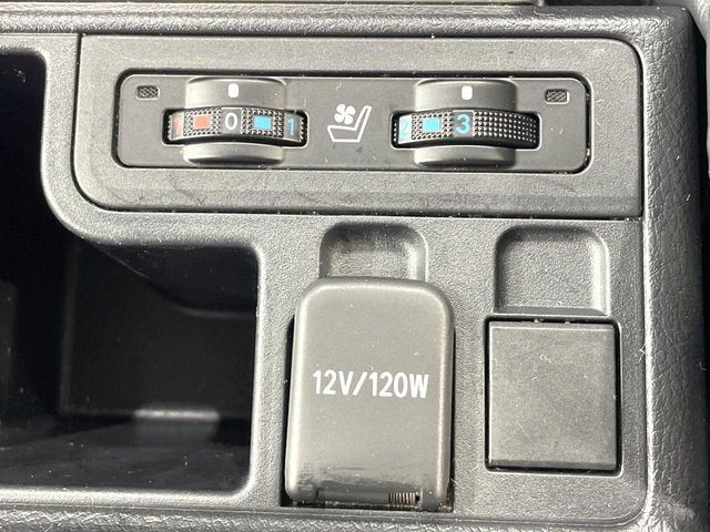 【シートベンチレーション】夏場は涼しい風でお尻や背中の熱やムレを防ぎ、冬はエアコンよりも早く温まってポカポカに!季節を問わず快適に過ごせます。