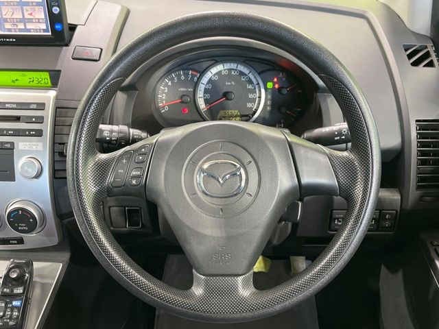 �C���e���A�ɍ��킹���f�U�C���̃X�e�A�����O�́A�^�]�������̂��Ƃ��l���A�^�]���₷���`��A�傫���ł��B�����x�A���ۂɐG���Ă��m���߂��������B