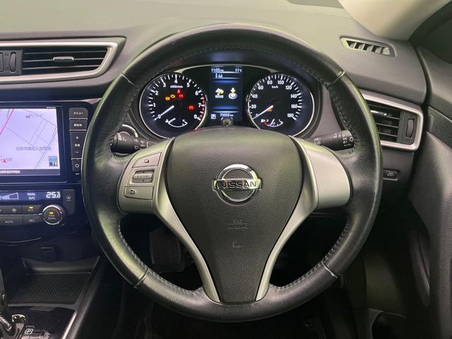 �C���e���A�ɍ��킹���f�U�C���̃X�e�A�����O�́A�^�]�������̂��Ƃ��l���A�^�]���₷���`��A�傫���ł��B�����x�A���ۂɐG���Ă��m���߂��������B