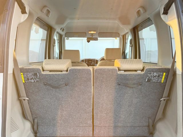 ���i�̂���������ʋ΁A���}���ɏ\���ȉ׎��X�y�[�X���m�ۂ��Ă���܂��B�Z�J���h�V�[�g��|���ƁA�傫�ȉו��̐ύڂ��\�ł���