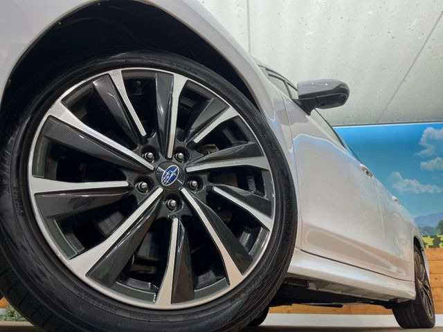 �y����18�C���`�A���~�z�C�[���z�O�ςɃ}�b�`���������A���~�z�C�[���𑕒����Ă���܂��B�e��ЊO�A���~�z�C�[����A�X�^�b�h���X�^�C�����戵�����Ă���܂��B���񂲑��k����������