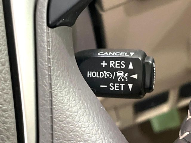 【レーダークルーズコントロール】高速道路での長距離走行が楽に!!自動で速度を保つクルーズコントロールが、衝突軽減システムと連携し、前方の車両を感知して車間を保つように速度調節してくれます!!