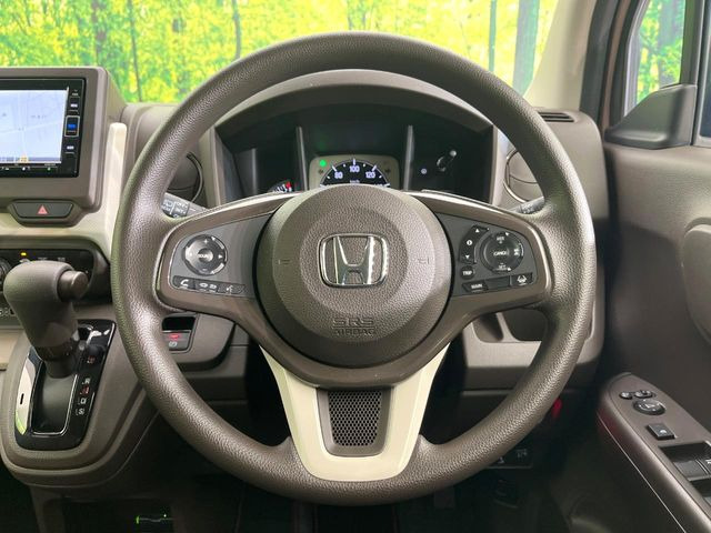 �C���e���A�ɍ��킹���f�U�C���̃X�e�A�����O�́A�^�]�������̂��Ƃ��l���A�^�]���₷���`��A�傫���ł��B�����x�A���ۂɐG���Ă��m���߂��������B