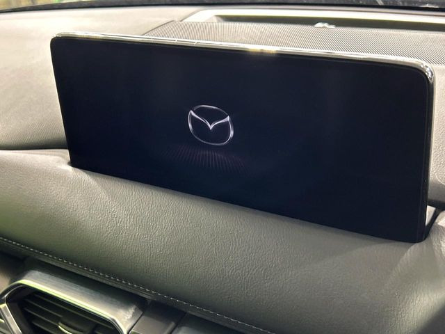 【10.25インチマツダコネクト】車内の雰囲気にマッチした大型ディスプレイ。スマホ接続でのナビ使用やBluetooth再生等、様々な機能が楽しめます。直感的なダイヤル操作が可能で、使い勝手も良好です。