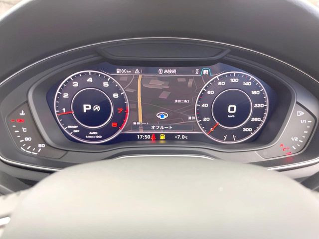 ���o�[�`�����R�b�N�s�b�g:�S�̂��t���p�l���ƂȂ��Ă����i�I�ȃ��[�^�[�p�l���B�ʏ�̃X�s�[�h���[�^�[�Ƃ��Ă̋@�\�͂������A�i�r�E�I�[�f�B�I�@�\�̊m�F�E������ł��A�^�]�ɏW�����₷���Ȃ��Ă���܂��B