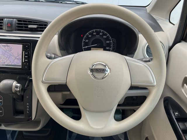 �C���e���A�ɍ��킹���f�U�C���̃X�e�A�����O�́A�^�]�������̂��Ƃ��l���A�^�]���₷���`��A�傫���ł��B�����x�A���ۂɐG���Ă��m���߂��������B