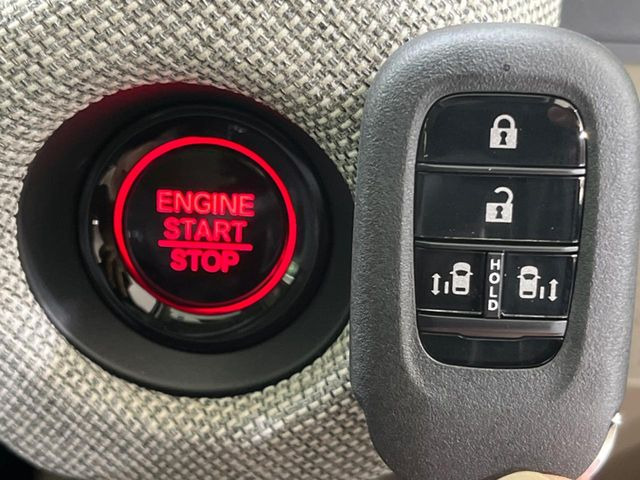 �yHonda�X�}�[�g�L�[�z�J�o����|�P�b�g�ɓ��ꂽ�܂܂ł��h�A�̎{���E�������\�ȃX�}�[�g�L�[�𑕔��B�G���W���̃I���E�I�t�����J�M�����o���K�v����������Ƃ��Ă��֗��ł���