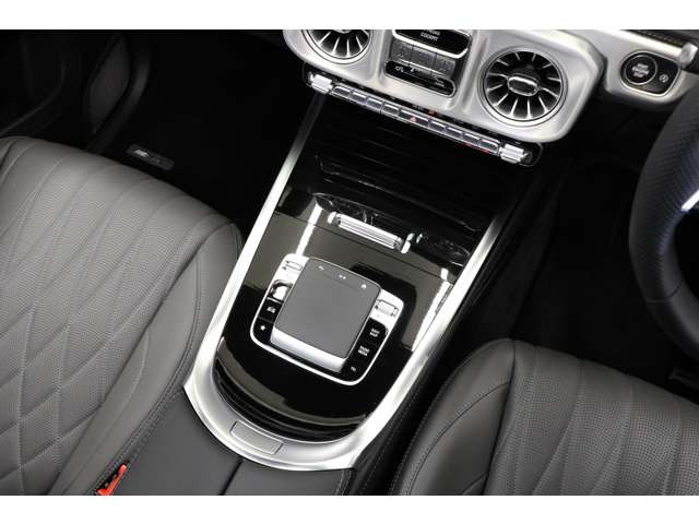 高質感のパネルと収納が充実。オフロードスイッチやディファレンシャルロック、ドライブモード選択、カメラ表示など、運転中でも操作しやすく設計されています。