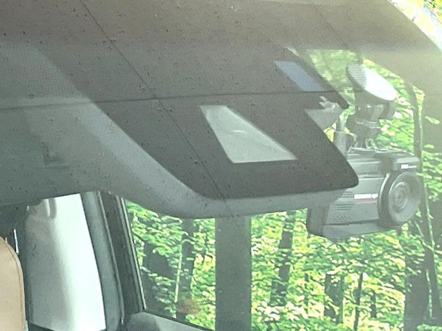 【トヨタセーフティセンス】走行中に前方の車両等を認識し、衝突しそうな時は警報とブレーキで衝突回避と被害軽減をアシスト。より安全にドライブをお楽しみいただけます。