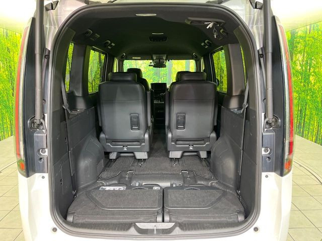 ���i�̂���������ʋ΁A���}���ɏ\���ȉ׎��X�y�[�X���m�ۂ��Ă���܂��B�Z�J���h�V�[�g��|���ƁA�傫�ȉו��̐ύڂ��\�ł���