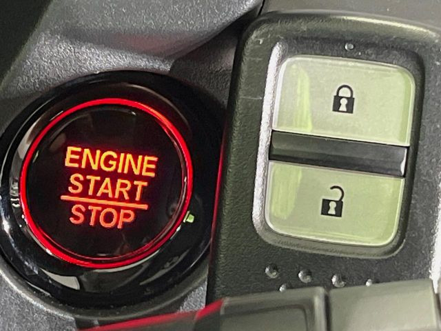 �yHonda�X�}�[�g�L�[�z�J�o����|�P�b�g�ɓ��ꂽ�܂܂ł��h�A�̎{���E�������\�ȃX�}�[�g�L�[�𑕔��B�G���W���̃I���E�I�t�����J�M�����o���K�v����������Ƃ��Ă��֗��ł���