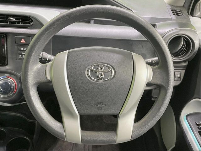 �C���e���A�ɍ��킹���f�U�C���̃X�e�A�����O�́A�^�]�������̂��Ƃ��l���A�^�]���₷���`��A�傫���ł��B�����x�A���ۂɐG���Ă��m���߂��������B