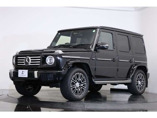 フロントグリルは専用4本ルーバーでスポーティな印象を強調。AMGラインパッケージにより、バンパー・サイドスカート・ホイールも特別仕様となっています。