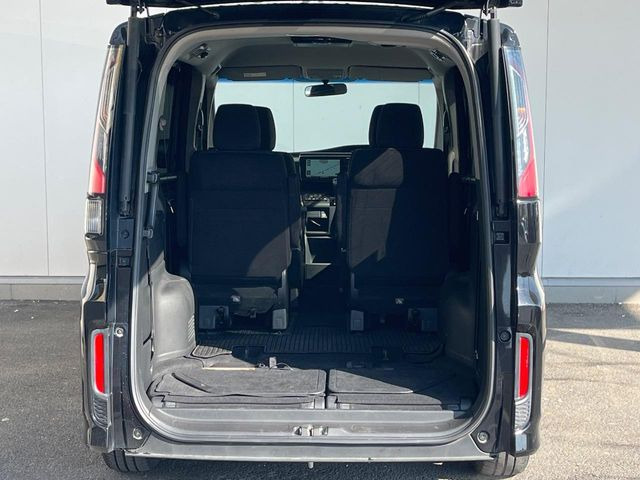 ���i�̂���������ʋ΁A���}���ɏ\���ȉ׎��X�y�[�X���m�ۂ��Ă���܂��B�Z�J���h�V�[�g��|���ƁA�傫�ȉו��̐ύڂ��\�ł���