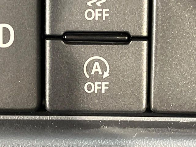 【アイドリングストップ】赤信号や渋滞で停車した際にエンジンを停止し、無駄な燃料の消費を抑えます。燃費向上や環境保護につなげる機能♪エンジンはブレーキを離せば再始動します。