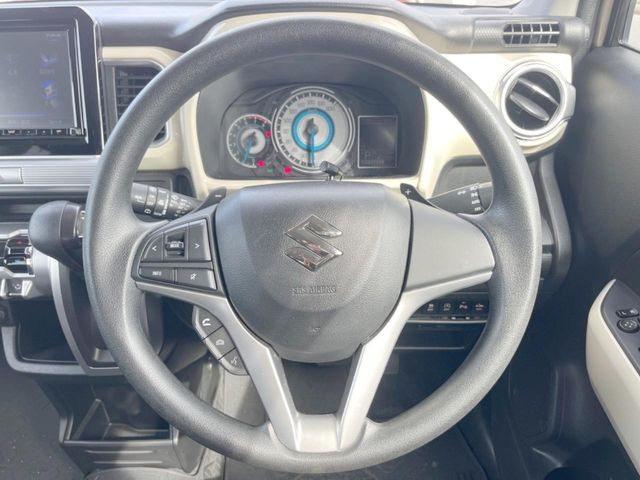 �C���e���A�ɍ��킹���f�U�C���̃X�e�A�����O�́A�^�]�������̂��Ƃ��l���A�^�]���₷���`��A�傫���ł��B�����x�A���ۂɐG���Ă��m���߂��������B