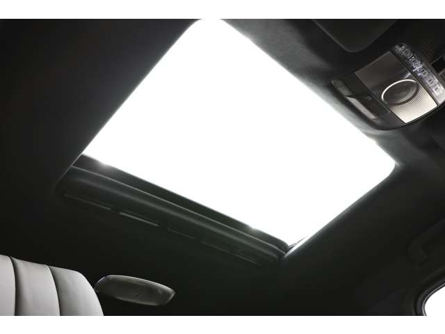 大型パノラマサンルーフを装備しており、車内に自然光を取り込み開放的な空間を演出してくれます。