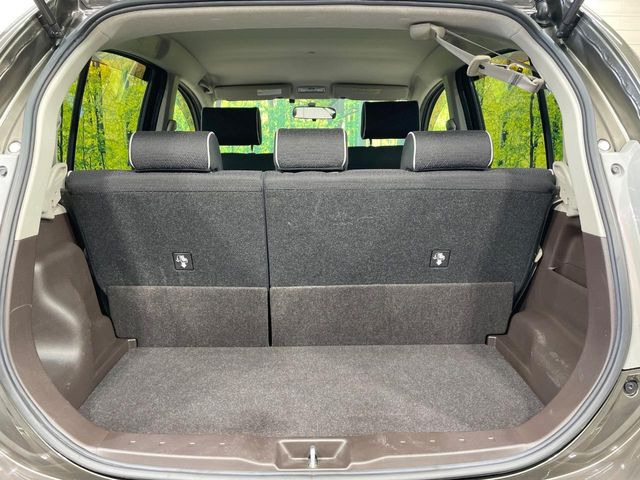 ���i�̂���������ʋ΁A���}���ɏ\���ȉ׎��X�y�[�X���m�ۂ��Ă���܂��B�Z�J���h�V�[�g��|���ƁA�傫�ȉו��̐ύڂ��\�ł���