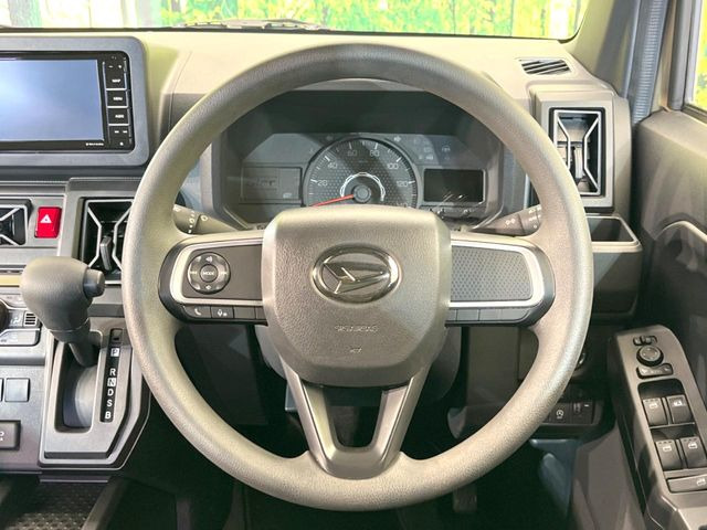 �C���e���A�ɍ��킹���f�U�C���̃X�e�A�����O�́A�^�]�������̂��Ƃ��l���A�^�]���₷���`��A�傫���ł��B�����x�A���ۂɐG���Ă��m���߂��������B