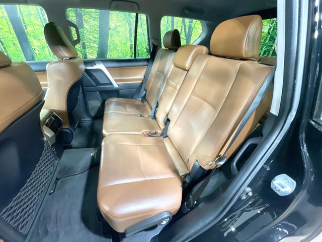 後部座席も気になるようなキズ・汚れやへたり等、大きなダメージはなく、良好な状態です。