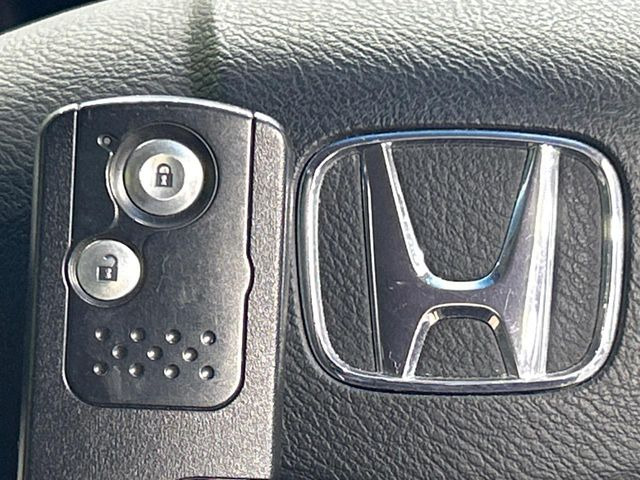 �yHonda�X�}�[�g�L�[�z�J�o����|�P�b�g�ɓ��ꂽ�܂܂ł��h�A�̎{���E�������\�ȃX�}�[�g�L�[�𑕔��B�G���W���̃I���E�I�t�����J�M�����o���K�v����������Ƃ��Ă��֗��ł���