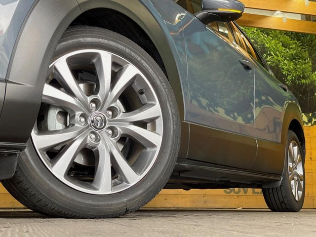 �y����18�C���`�A���~�z�C�[���z�O�ςɃ}�b�`���������A���~�z�C�[���𑕒����Ă���܂��B�e��ЊO�A���~�z�C�[����A�X�^�b�h���X�^�C�����戵�����Ă���܂��B���񂲑��k����������