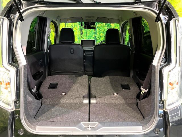 ���i�̂���������ʋ΁A���}���ɏ\���ȉ׎��X�y�[�X���m�ۂ��Ă���܂��B�Z�J���h�V�[�g��|���ƁA�傫�ȉו��̐ύڂ��\�ł���