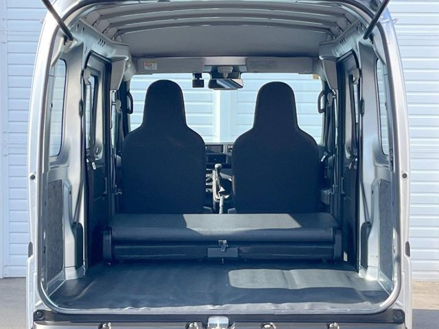 ���i�̂���������ʋ΁A���}���ɏ\���ȉ׎��X�y�[�X���m�ۂ��Ă���܂��B�Z�J���h�V�[�g��|���ƁA�傫�ȉו��̐ύڂ��\�ł���