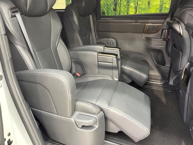 【オットマン付セカンドシート】シートベンチレーション/パワーリクライニング/サイドテーブル等&hellip;ファーストクラスで過ごすような満ち足りたひとときを、ご満喫いただけます。