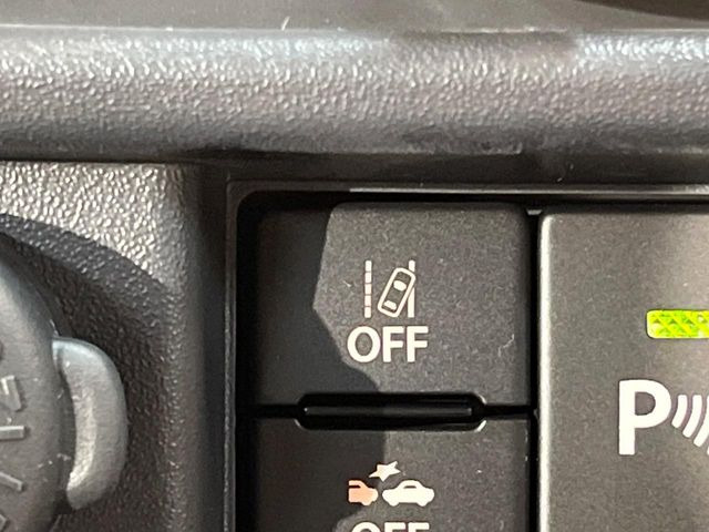 【車線逸脱抑制機能】高速道路走行時、車線からはみ出しそうな時にステアリングを制御し車線内を走行する様にアシスト。より安全な運転をサポートしてくれます!