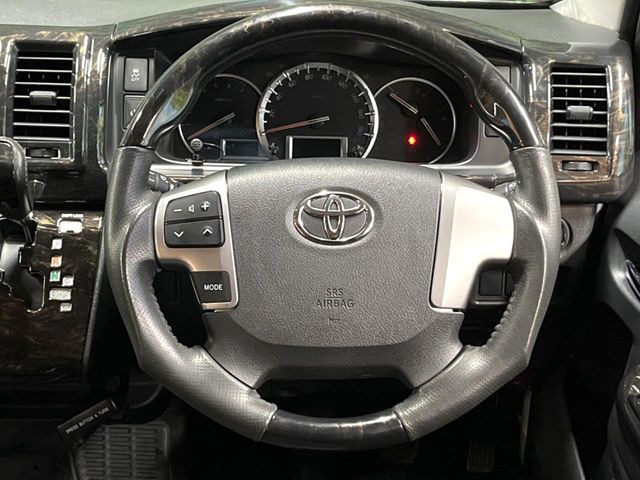 �C���e���A�ɍ��킹���f�U�C���̃X�e�A�����O�́A�^�]�������̂��Ƃ��l���A�^�]���₷���`��A�傫���ł��B�����x�A���ۂɐG���Ă��m���߂��������B