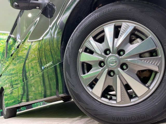 �y����15�C���`�A���~�z�C�[���z�O�ςɃ}�b�`���������A���~�z�C�[���𑕒����Ă���܂��B�e��ЊO�A���~�z�C�[����A�X�^�b�h���X�^�C�����戵�����Ă���܂��B���񂲑��k����������