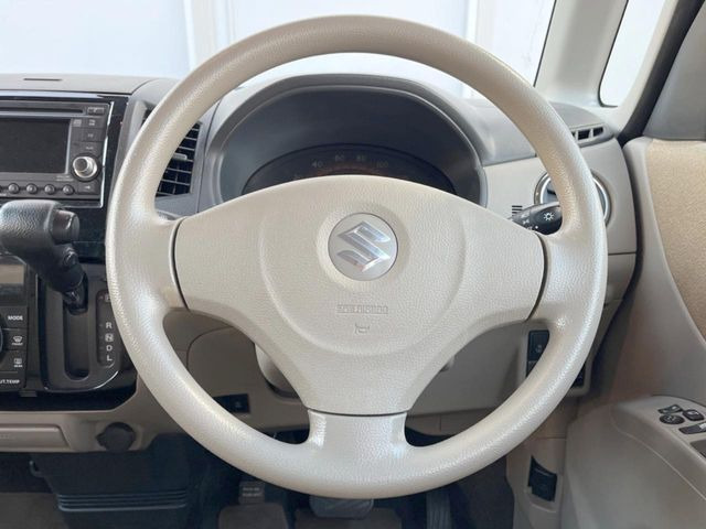 �C���e���A�ɍ��킹���f�U�C���̃X�e�A�����O�́A�^�]�������̂��Ƃ��l���A�^�]���₷���`��A�傫���ł��B�����x�A���ۂɐG���Ă��m���߂��������B