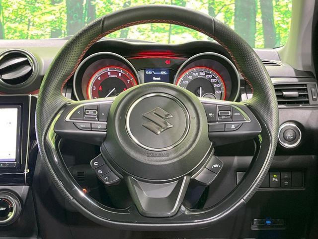 �C���e���A�ɍ��킹���f�U�C���̃X�e�A�����O�́A�^�]�������̂��Ƃ��l���A�^�]���₷���`��A�傫���ł��B�����x�A���ۂɐG���Ă��m���߂��������B