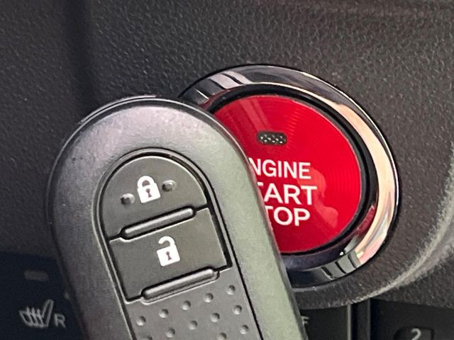 【キーフリーシステム】カバンやポケットに入れたままでもドアの施錠・解錠が可能なスマートキーを装備。エンジンのオン・オフ時もカギを取り出す必要が無いからとっても便利です♪