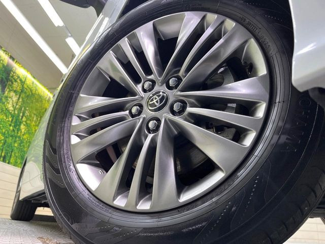 【純正18インチアルミホイール】外観にマッチした純正アルミホイールを装着しております。各種社外アルミホイールや、スタッドレスタイヤも取扱いしております。是非ご相談ください♪