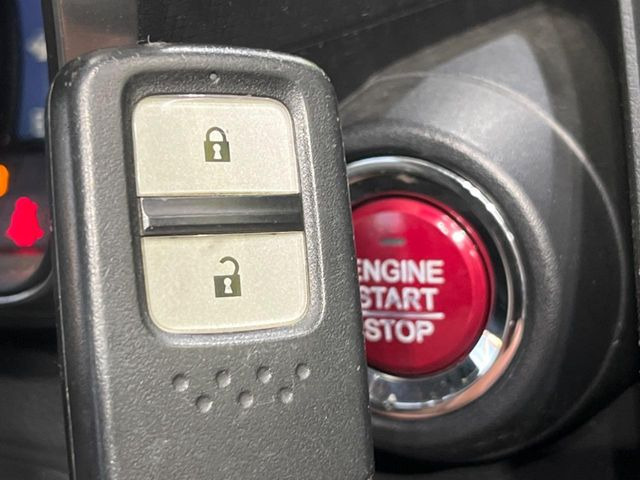 �yHonda�X�}�[�g�L�[�z�J�o����|�P�b�g�ɓ��ꂽ�܂܂ł��h�A�̎{���E�������\�ȃX�}�[�g�L�[�𑕔��B�G���W���̃I���E�I�t�����J�M�����o���K�v����������Ƃ��Ă��֗��ł���