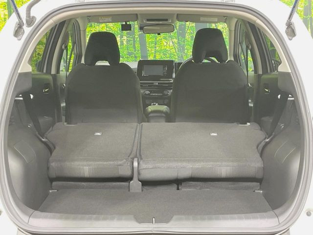 ���i�̂���������ʋ΁A���}���ɏ\���ȉ׎��X�y�[�X���m�ۂ��Ă���܂��B�Z�J���h�V�[�g��|���ƁA�傫�ȉו��̐ύڂ��\�ł���