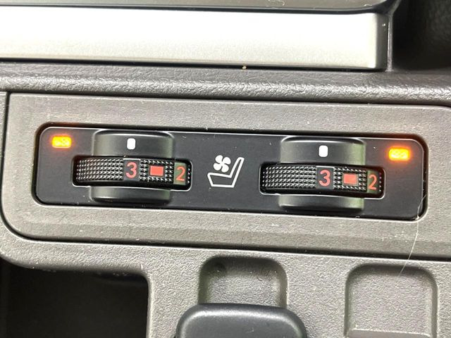 【シートベンチレーション】夏場は涼しい風でお尻や背中の熱やムレを防ぎ、冬はエアコンよりも早く温まってポカポカに!季節を問わず快適に過ごせます。