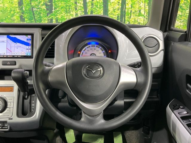 �C���e���A�ɍ��킹���f�U�C���̃X�e�A�����O�́A�^�]�������̂��Ƃ��l���A�^�]���₷���`��A�傫���ł��B�����x�A���ۂɐG���Ă��m���߂��������B