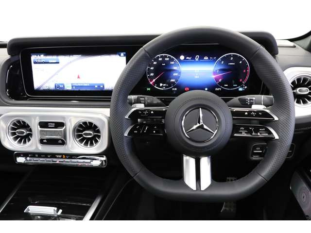 ハンドルは本革巻き&高級感のあるステッチ仕上げで、手に馴染むグリップ感。マルチファンクションスイッチを備え、オーディオ操作やドライビングアシスト機能を直感的に操作可能です。