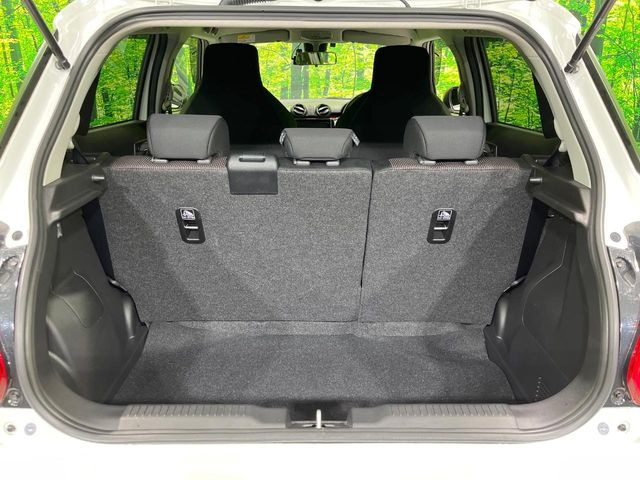 ���i�̂���������ʋ΁A���}���ɏ\���ȉ׎��X�y�[�X���m�ۂ��Ă���܂��B�Z�J���h�V�[�g��|���ƁA�傫�ȉו��̐ύڂ��\�ł���