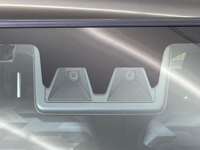 【スマートアシスト】走行中に前方の車両等を認識し、衝突しそうな時は警報とブレーキで衝突回避と被害軽減をアシスト。より安全にドライブをお楽しみいただけます。