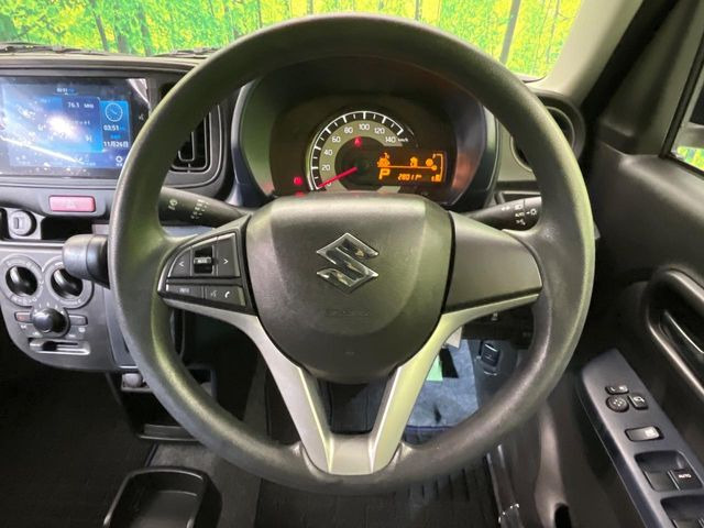 �C���e���A�ɍ��킹���f�U�C���̃X�e�A�����O�́A�^�]�������̂��Ƃ��l���A�^�]���₷���`��A�傫���ł��B�����x�A���ۂɐG���Ă��m���߂��������B