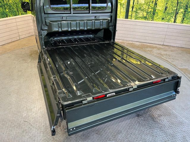 積み下ろしのしやすいデッキにはたっぷりと荷物を積み込んでいただけます。遊びから仕事まで、様々なシーンで頼れます♪